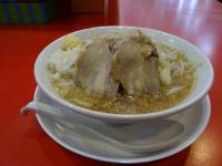 超極太麺と濃厚醤油豚骨スープの「らーめん」