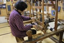 古い機織り機での手織り体験